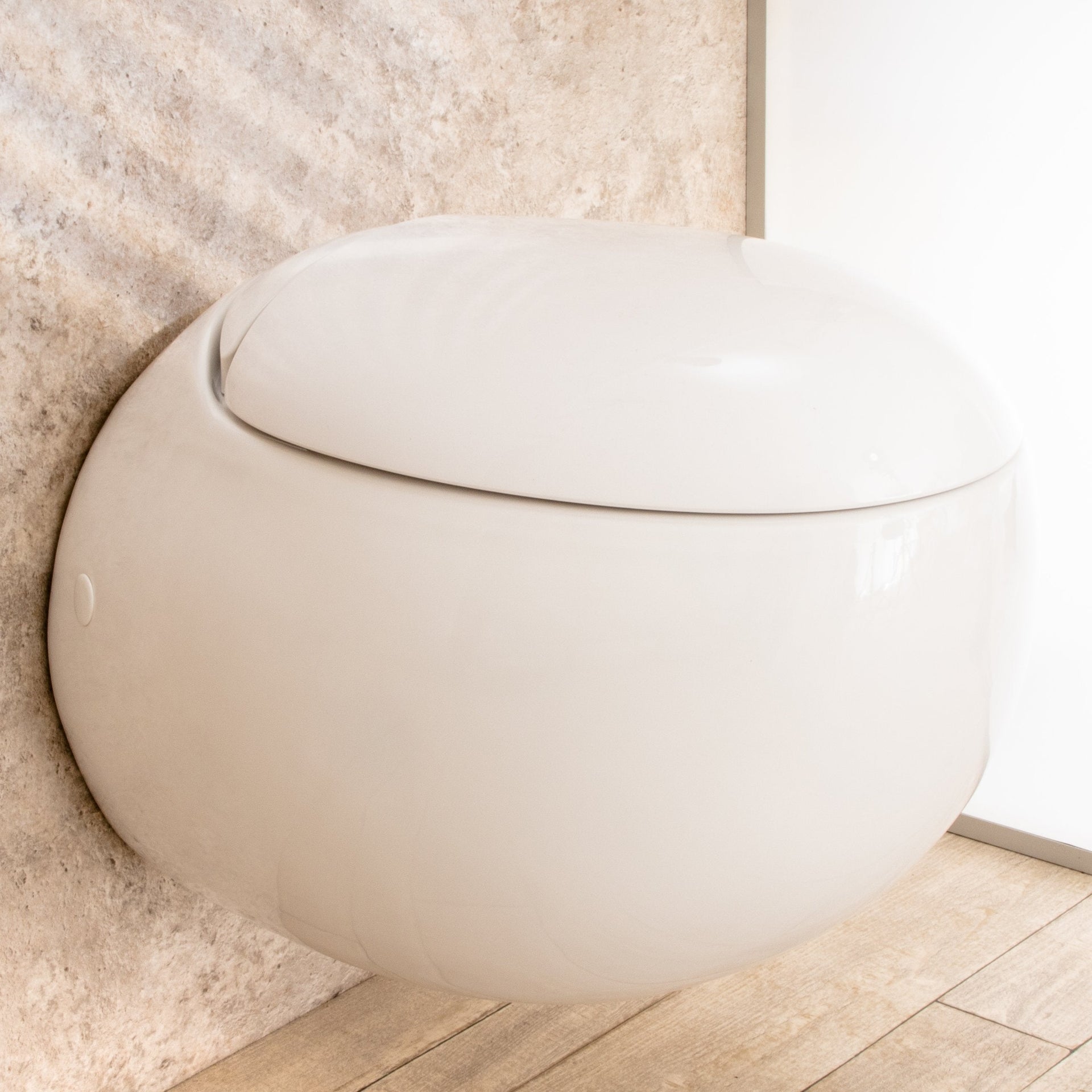WC Sospeso Wind in ceramica con seduta e copri vaso 39x58x36cm