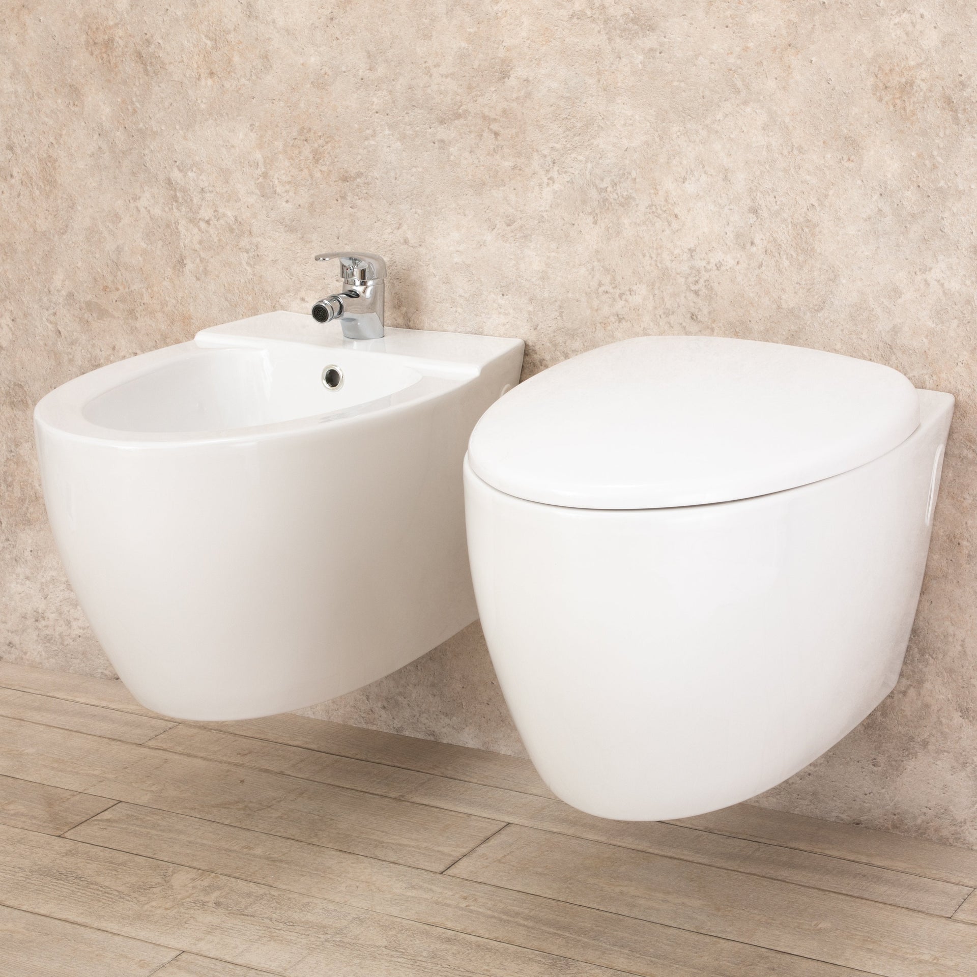 Sanitari Bagno Round Sospesi con Sedile a chiusura Rallenta e Bidet